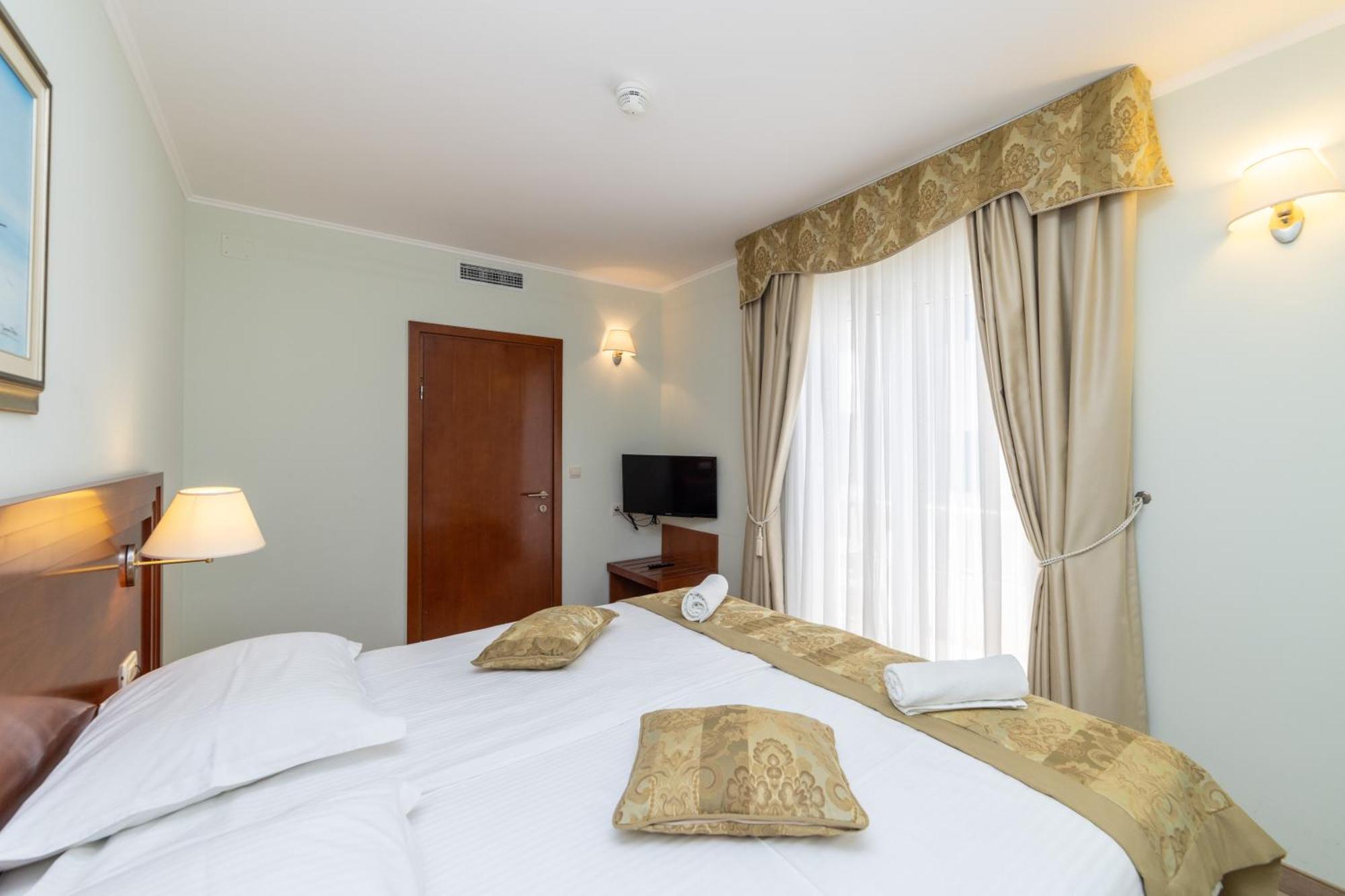Hotel Bella Vista ดริเวนิก ภายนอก รูปภาพ
